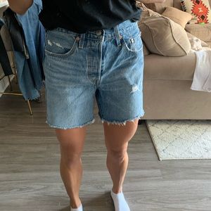 Levi’s mid thigh short | size 26
